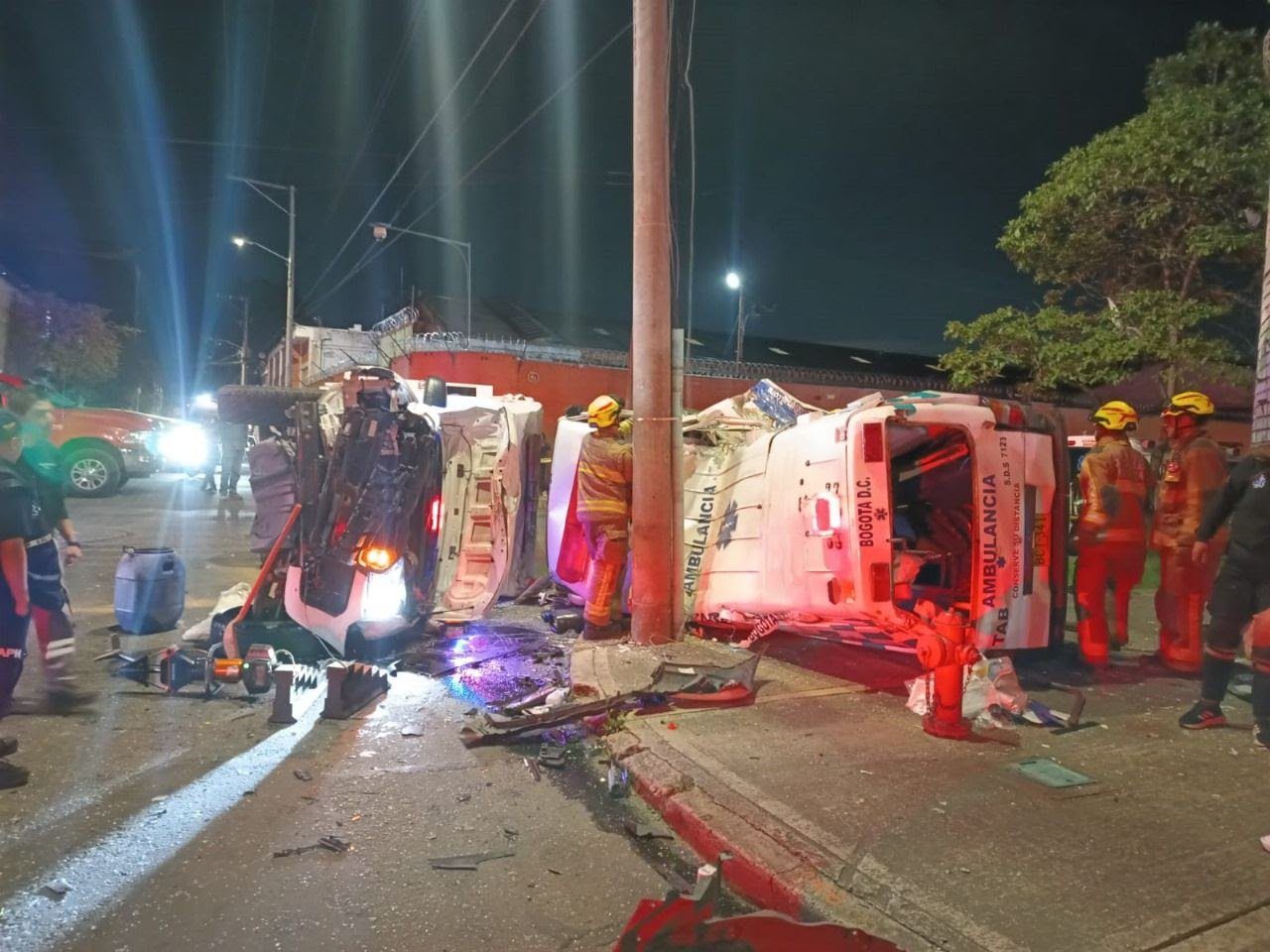 [Video] Dos ambulancias se chocaron en Bogotá, ambas resultaron volcadas