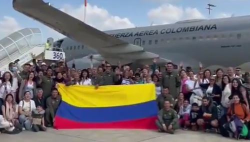 [Video] Colombianos que estaban atrapados en Israel salieron en un vuelo humanitario del gobierno