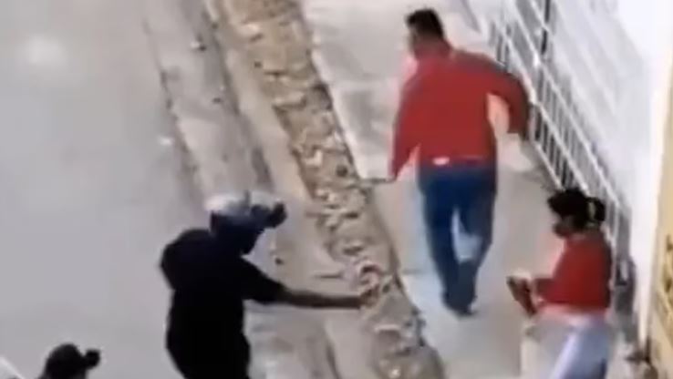 [Video] Un hombre abandonó a su novia en pleno robo y los ladrones se apiadaron de ella