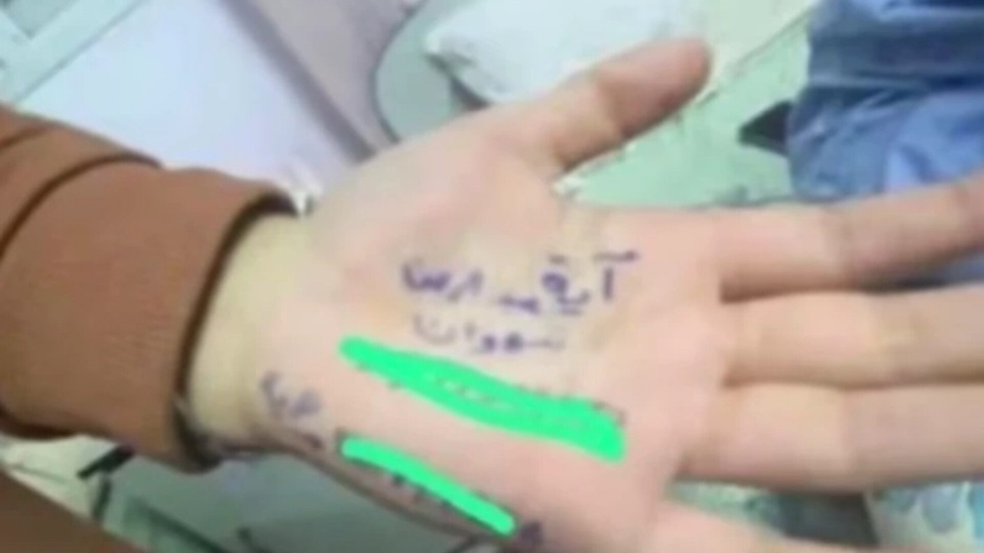 Niños palestinos tienen el nombre en la mano por si mueren bombardeados