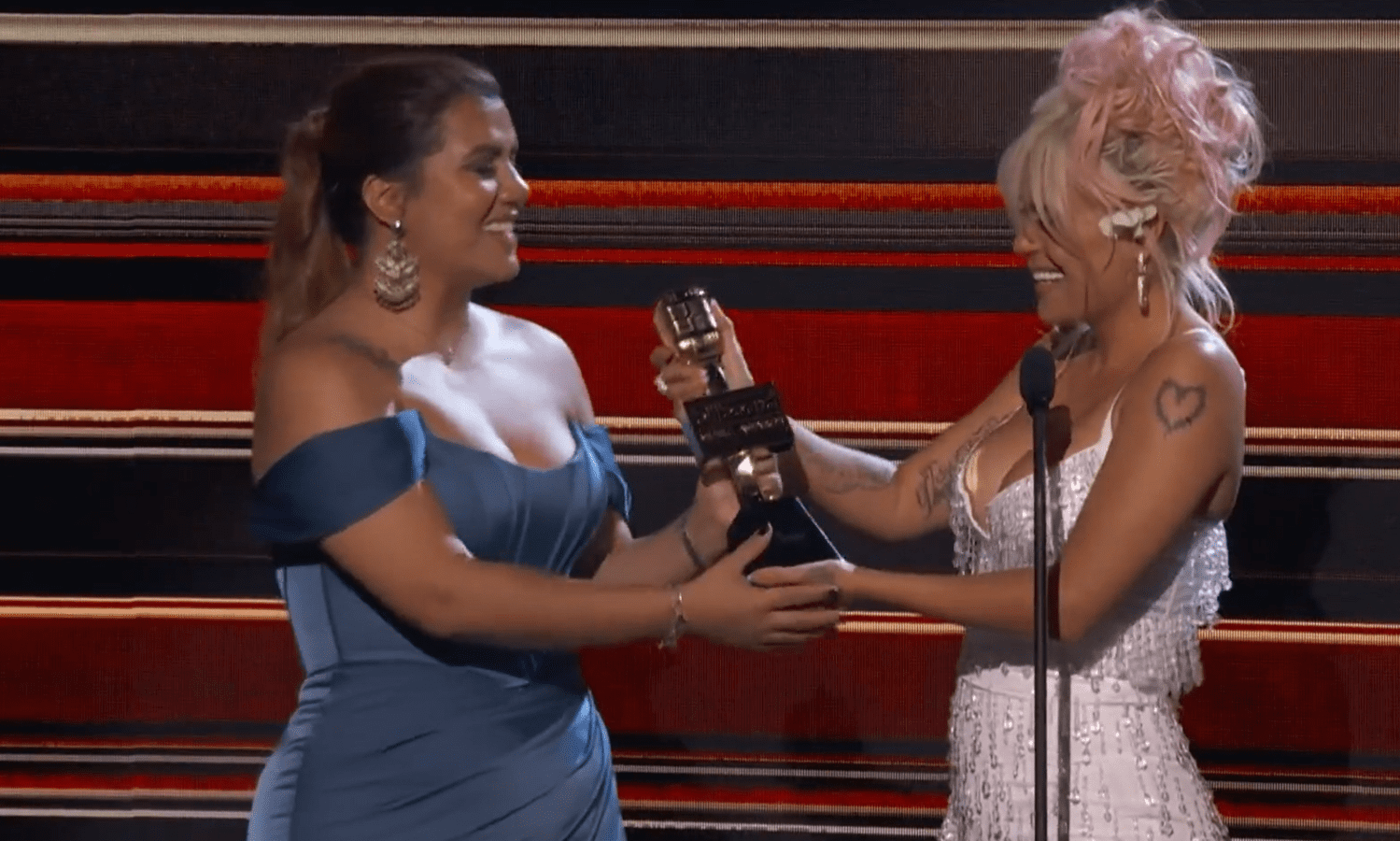 Karol G recibe el premio "Espíritu de la esperanza" por su trabajo social