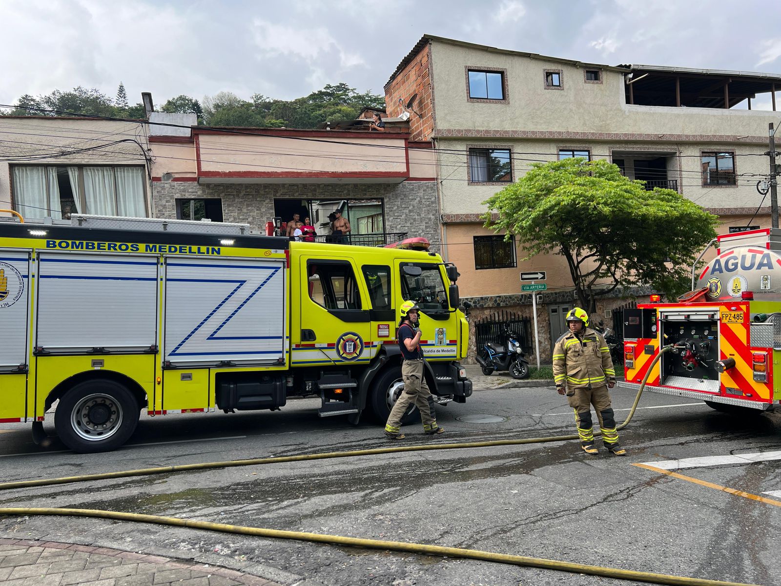 [Video] Bomberos atendieron un incendio que se registró en una casa del barrio El Salvador