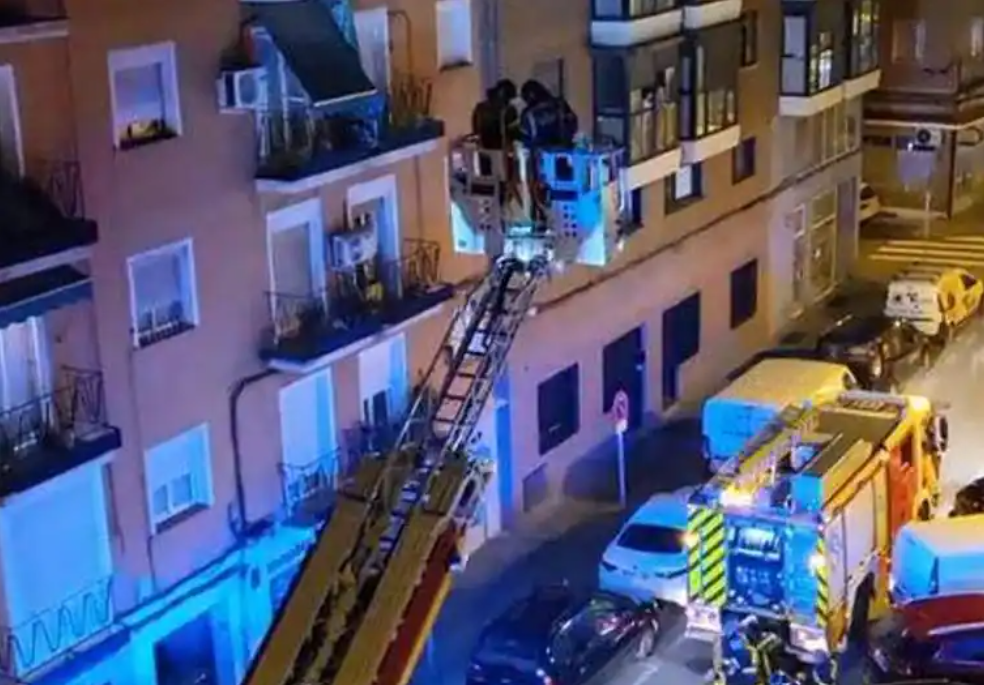 [Video] ¿Acoso? Bomberos apagaban incendio y vecina comienza a gritar que ella está en llamas