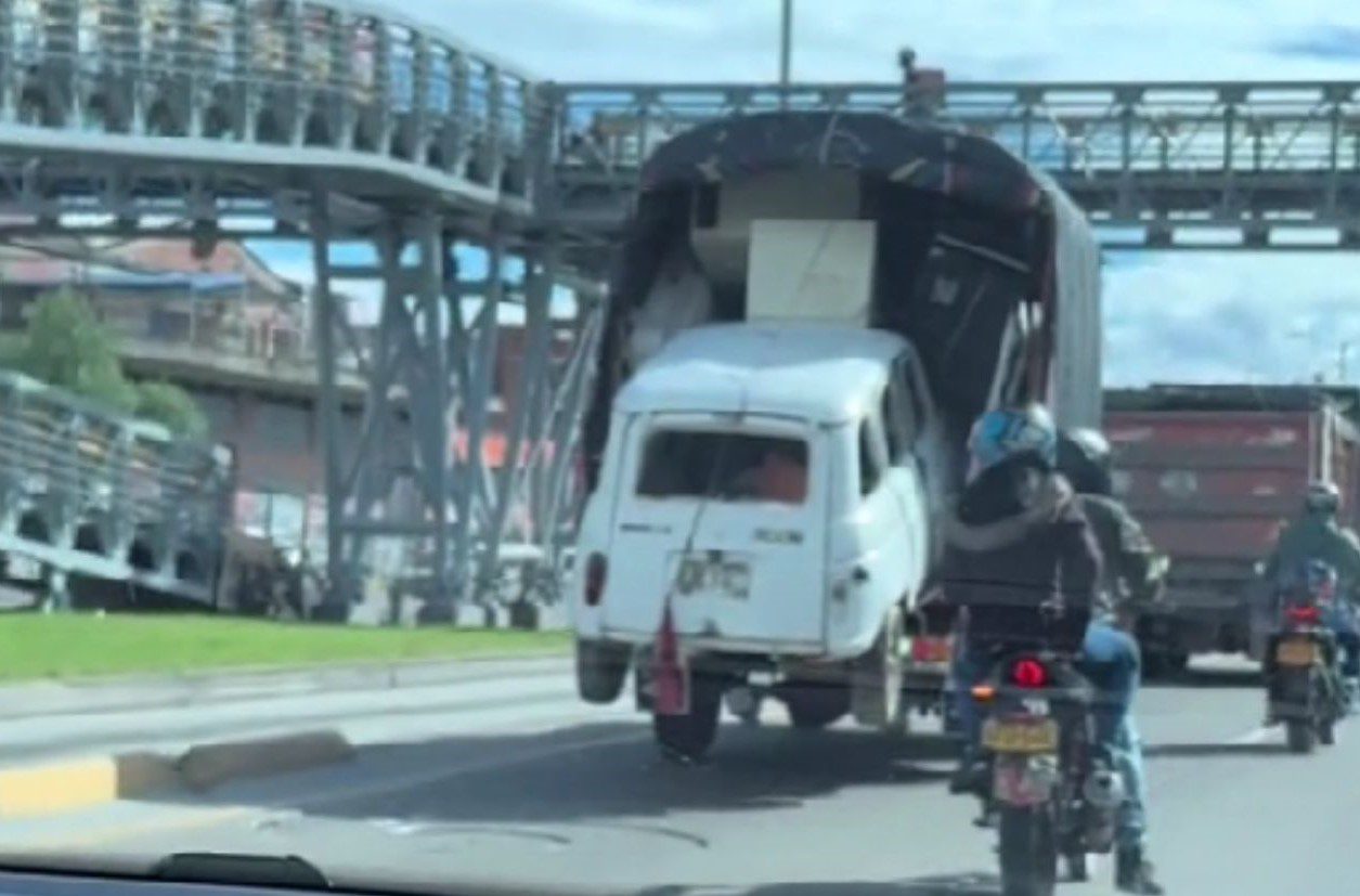 [Video] Camión se creyó grúa y trasteó un Renault 4