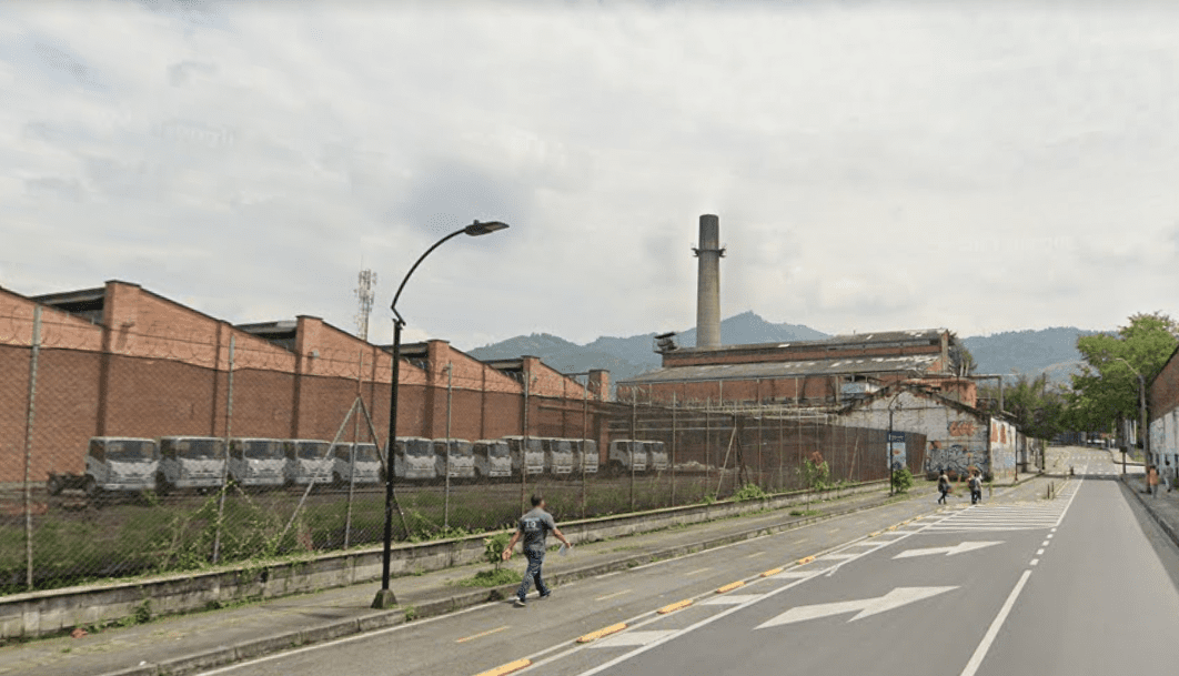 ¡Se va un gigante! Adiós a la chimenea de Coltejer