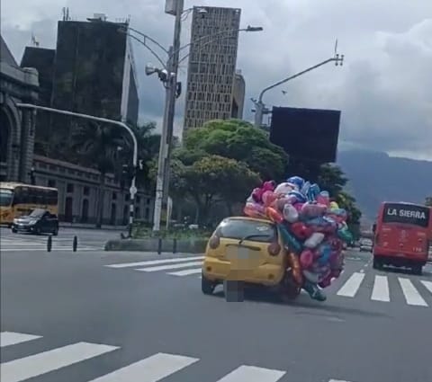 [Video] ¡Otro más y sale volando! Al estilo Disney fue visto en Medellín este taxi lleno de globos