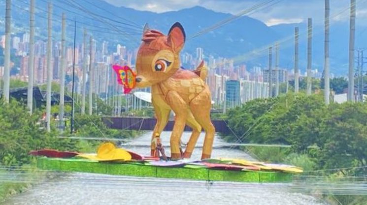¡Bellísimo! Bambi ya está listo para darle magia a los alumbrados de Medellín