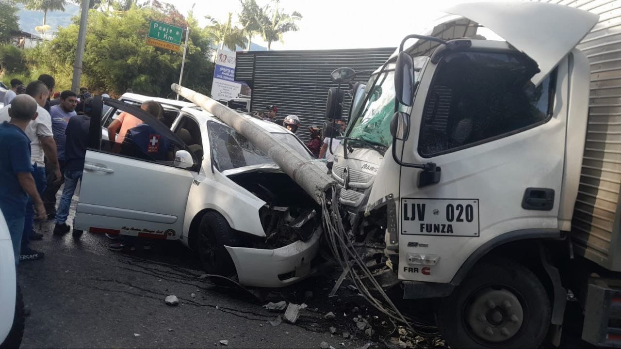 ¡Urgente! Choque entre un camión repartidor y un carro deja varios heridos en la Medellín-Bogotá