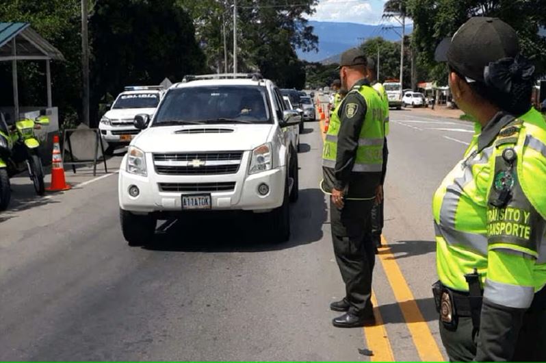 ¡No se gane una multa! Estos son los elementos obligatorios del kit de carretera