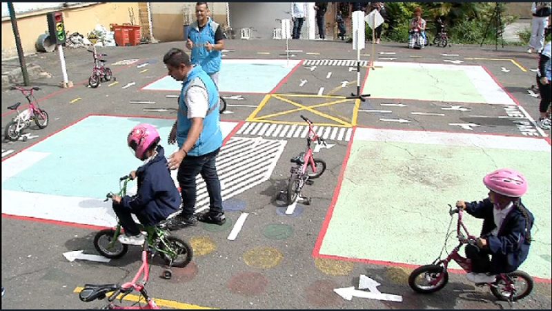 En Medellín instalaron la primera pista de tránsito en una institución educativa