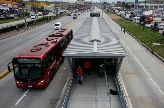 Mujer murió en estación de Transmilenio, estaba esperando al articulado