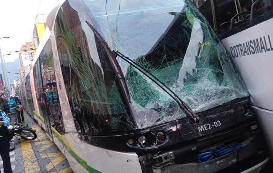 ¡atención 13 Personas Lesionadas Deja Choque Entre Un Bus Y El Tranvía