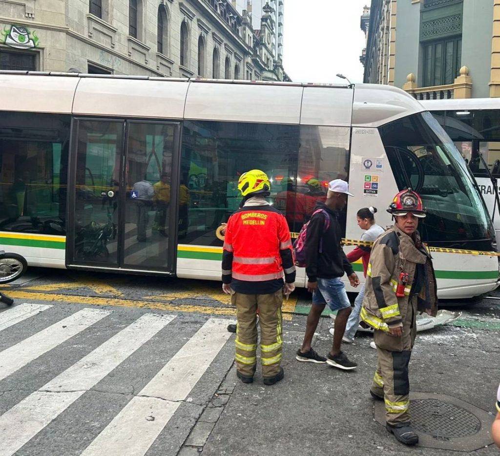 ¡Atención! 13 personas lesionadas deja accidente con el Tranvía