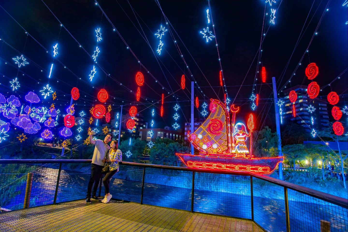 [Fotos] ¡Bellísimos! Medellín encendió sus alumbrados navideños con la magia de Disney