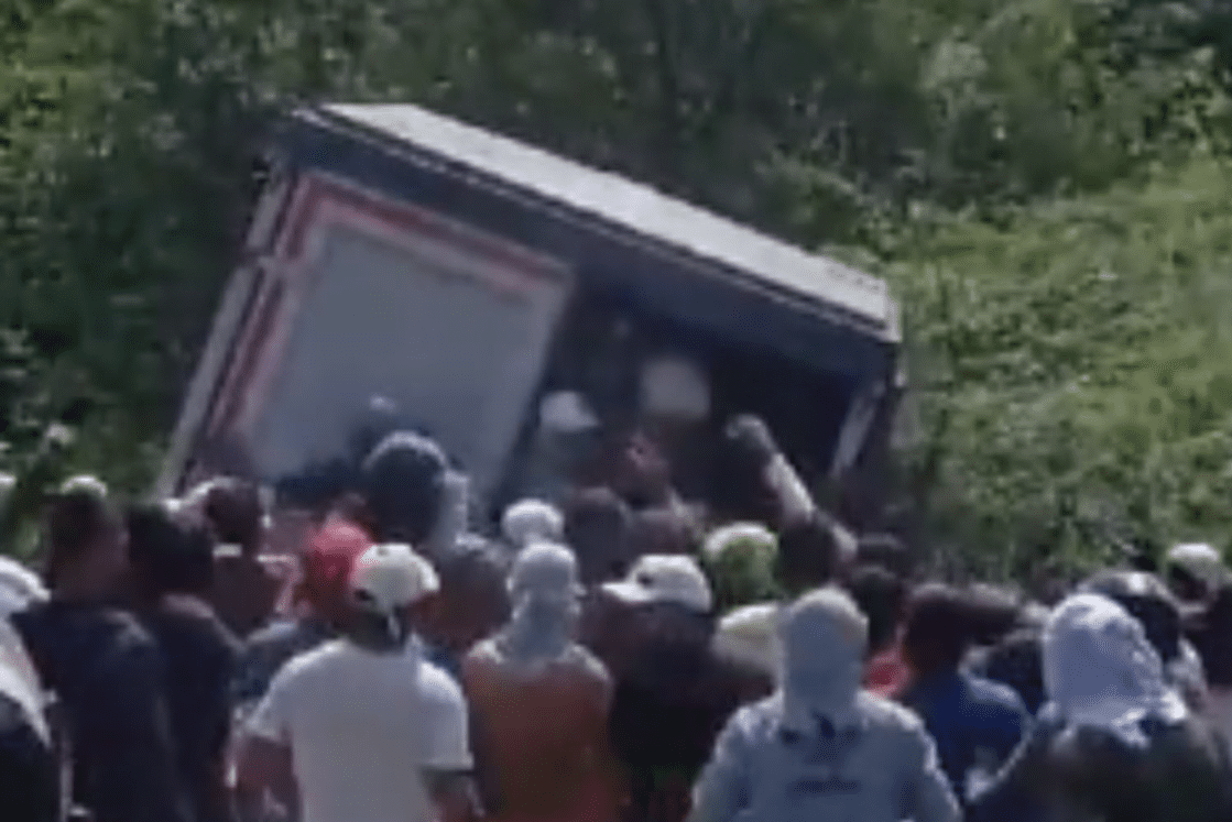 [Video] Otro hurto en Tasajera: Un camión fue saqueado por la multitud