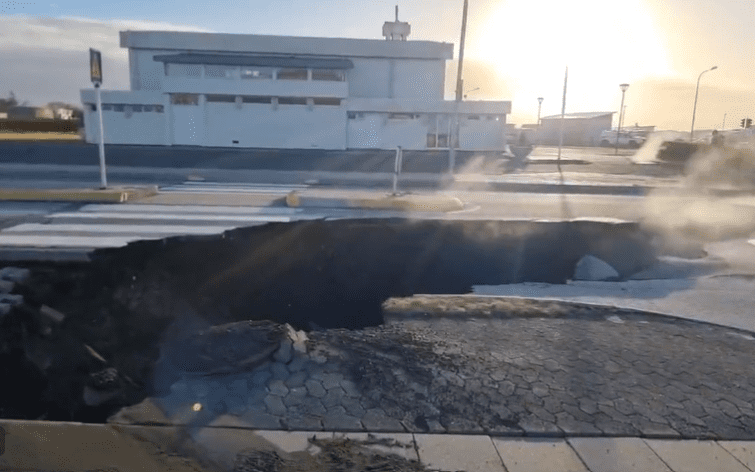 [Video] ¡Aterrador! Islandia se está dividiendo en pedazos, mientras esperan una gran erupción volcánica