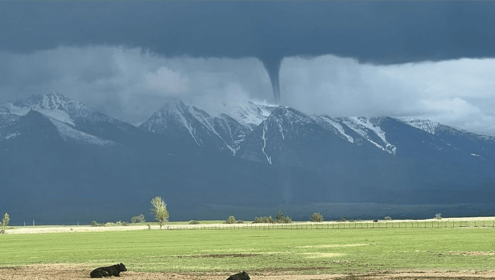 [Video] ¡Un fenómeno inusual! Tornado se formó en la cima de una montaña