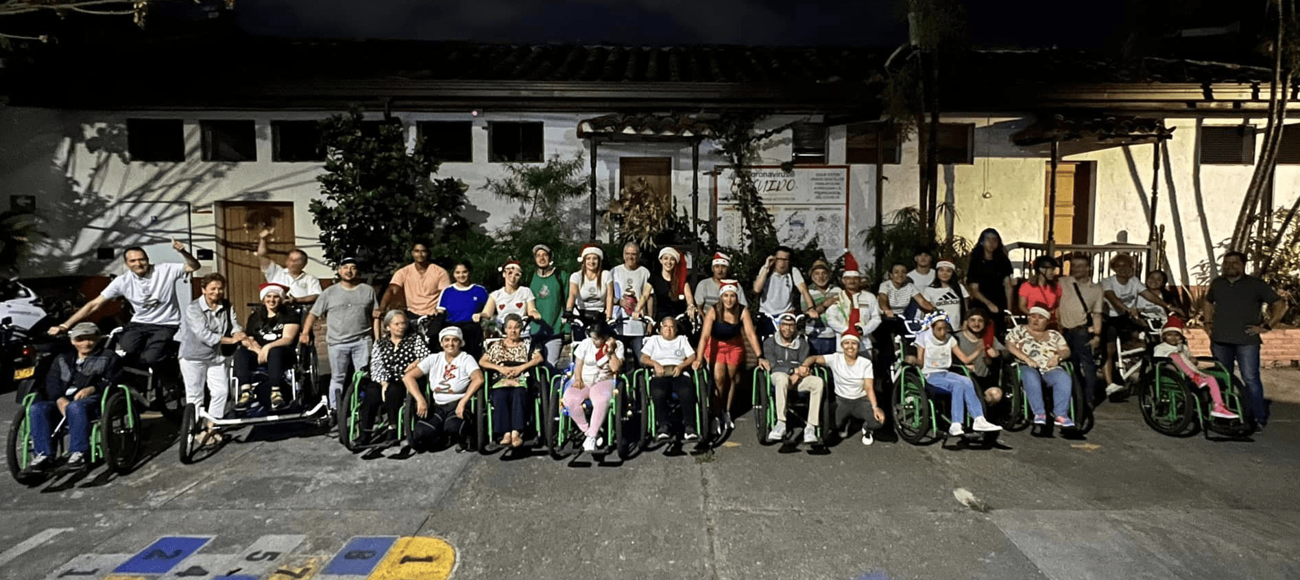 En ciclopaseo llevan a personas en situación de discapacidad a ver los alumbrados navideños