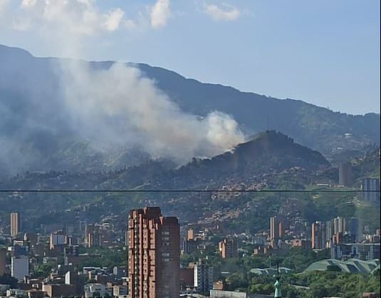 ¡Atención! Se registra un voraz incendio en la Comuna 13 de Medellín