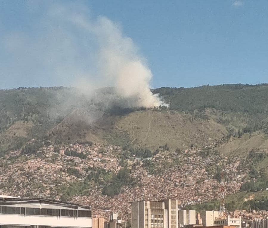 Bomberos atienden incendio de cobertura vegetal en Santa Elena