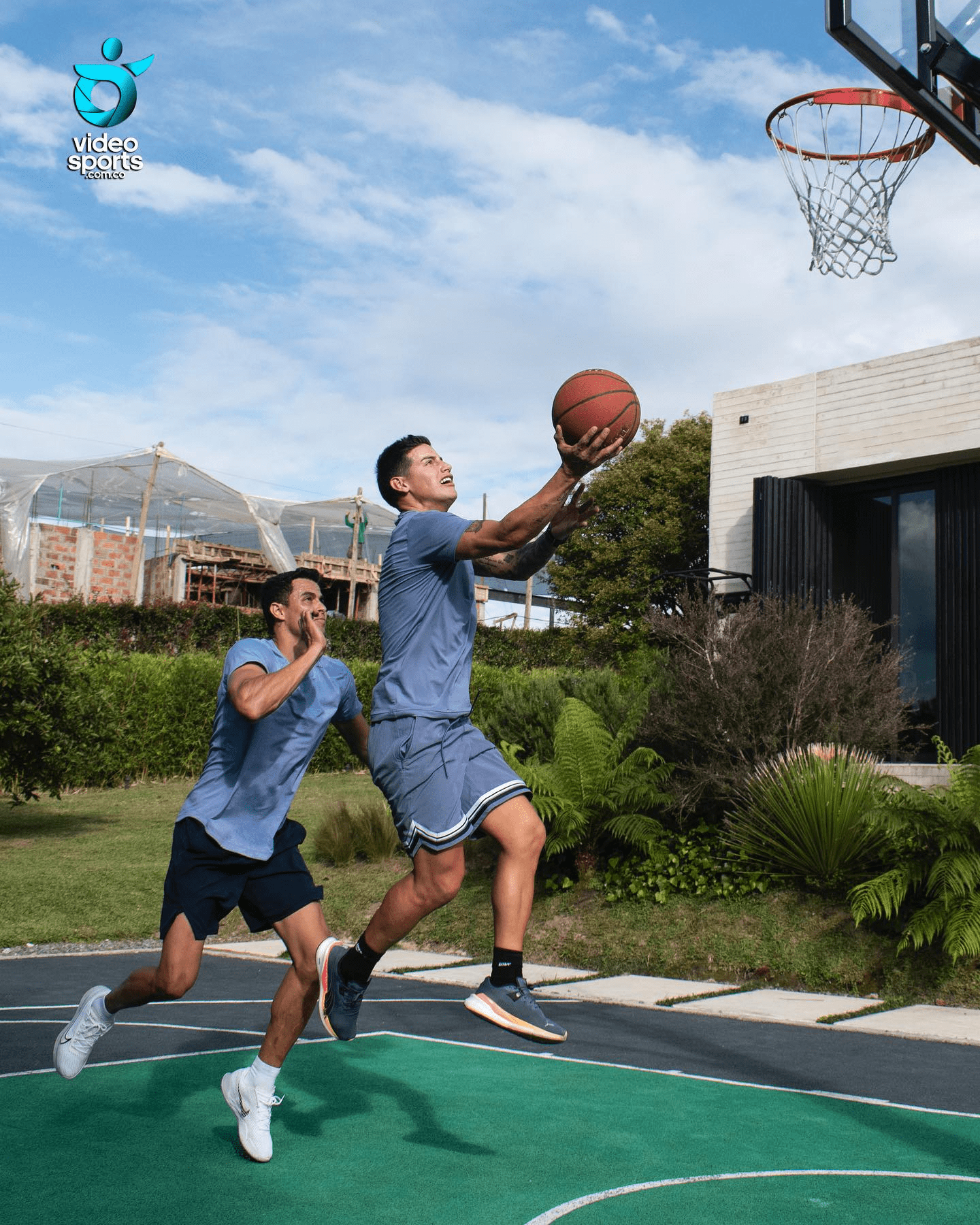 James Rodríguez mostró sus habilidades para el baloncesto