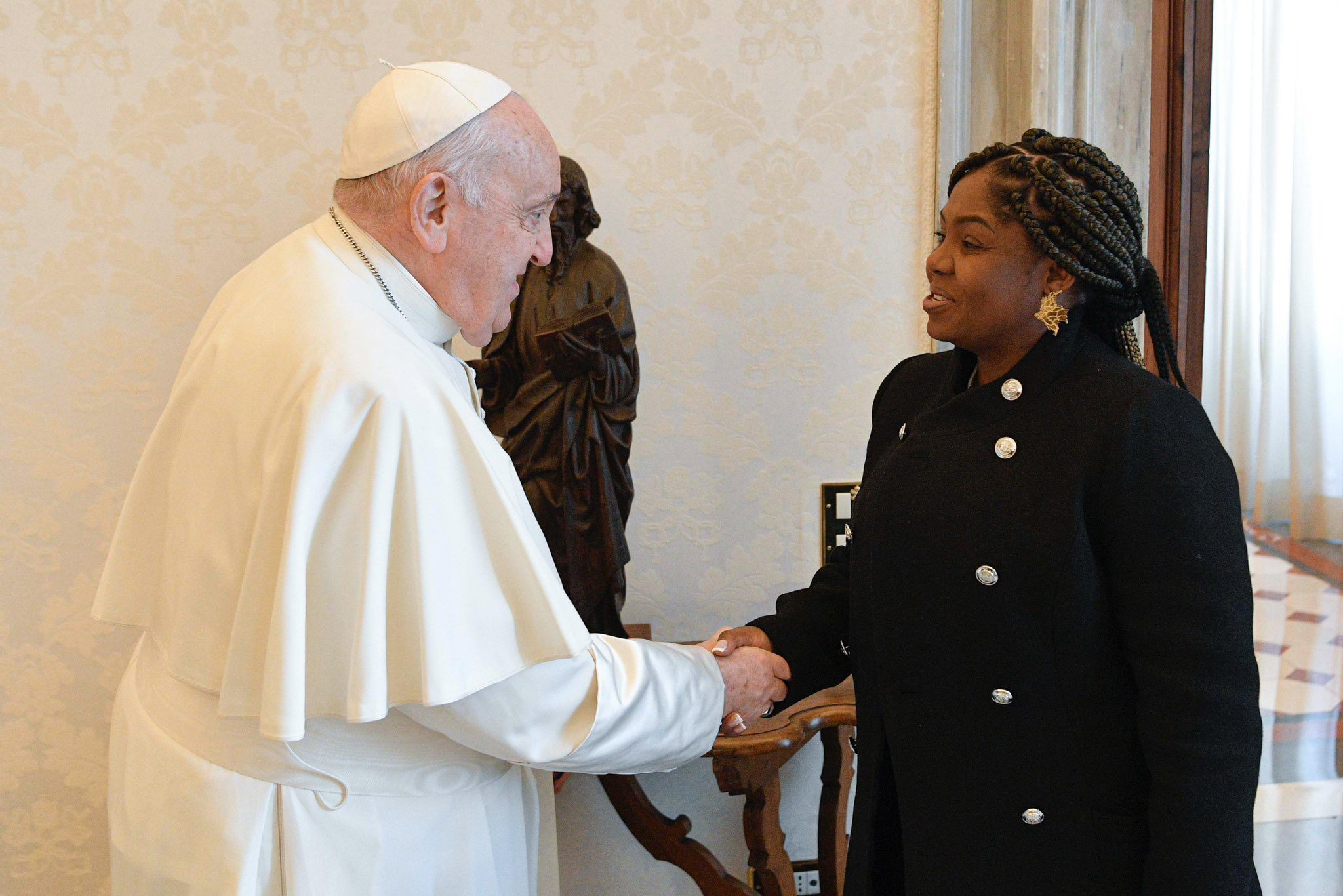 Un curioso regalo le dio Francia Márquez al papa Francisco