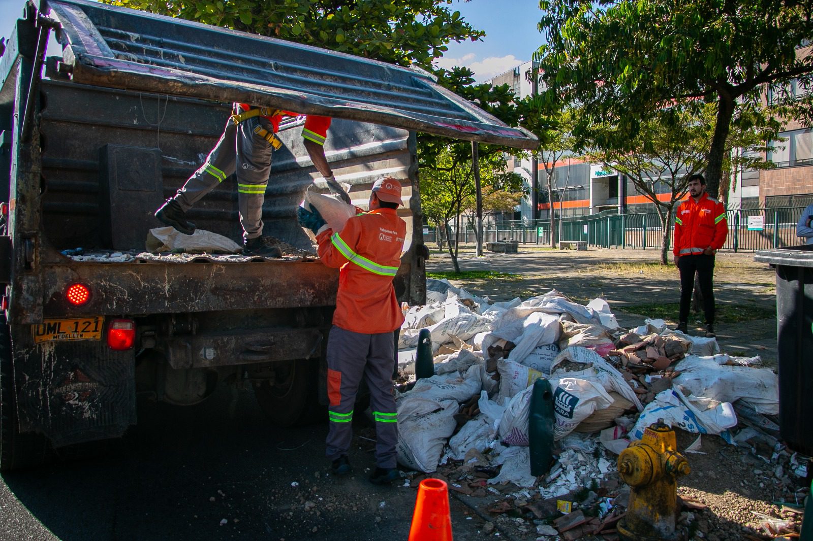 Avanza la limpieza de calles, parques y otras zonas públicas en Medellín