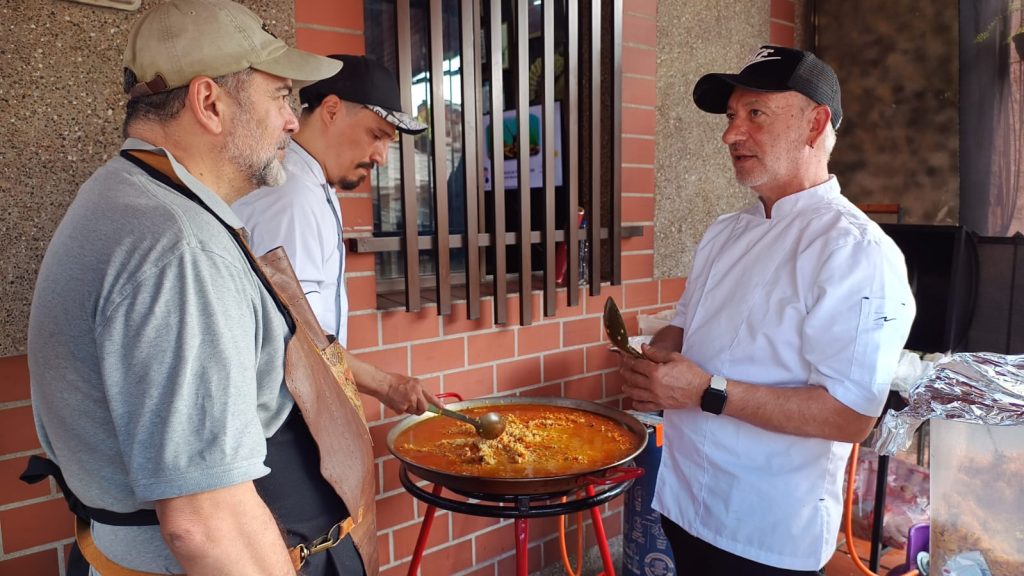 25 Chef cocina y regalan mil platos de comida en el barrio Castilla