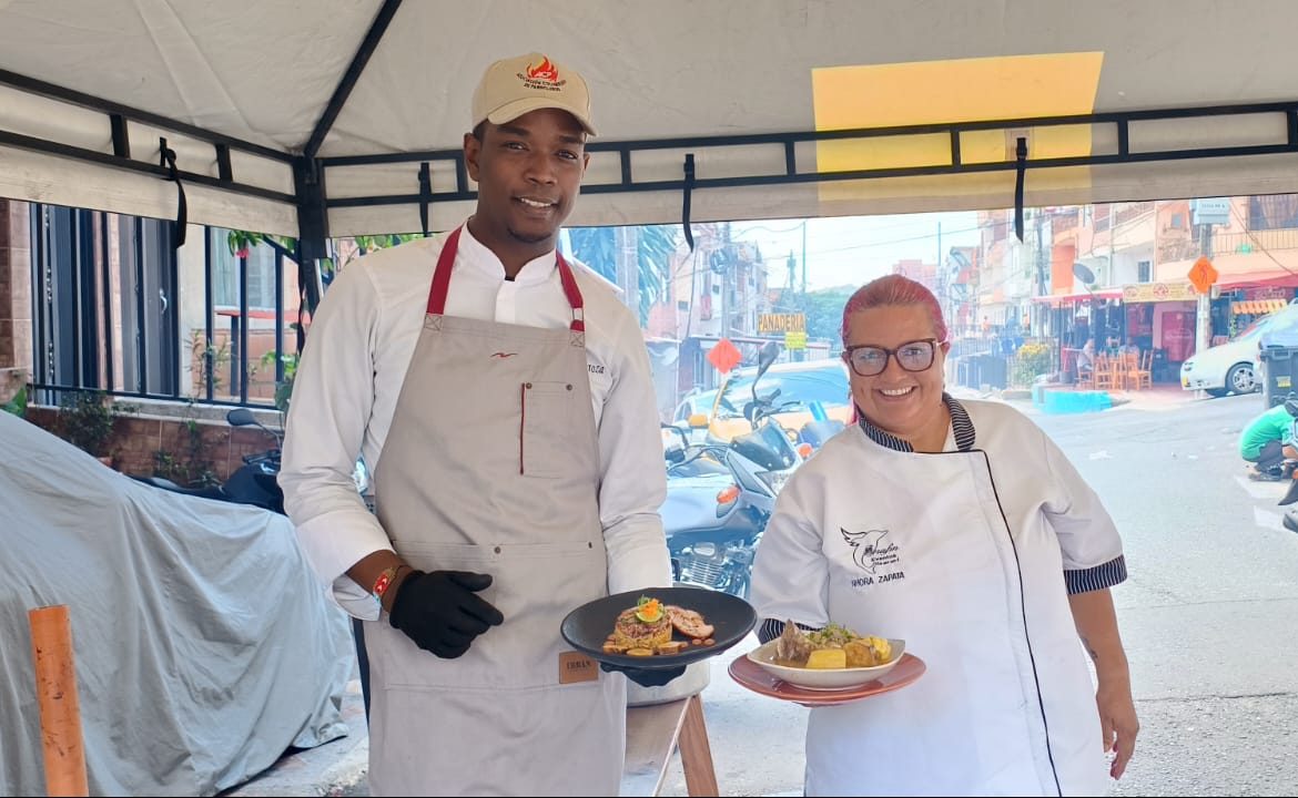 ¡Gran gesto! 25 Chef cocinan y regalan mil platos de comida en el barrio Castilla
