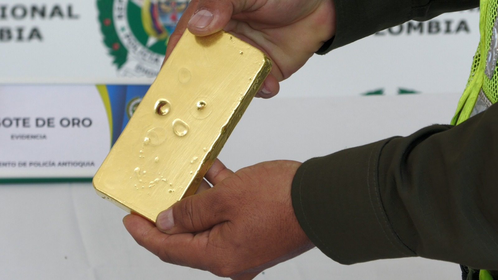 Autoridades capturan a un hombre que llevaba 2 lingotes de oro avaluados en 1200 millones de pesos