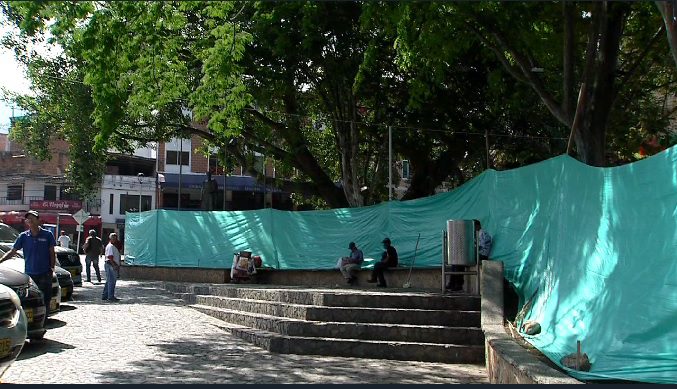 Cierran el parque principal del municipio de Barbosa por plaga de ratas y cucarachas