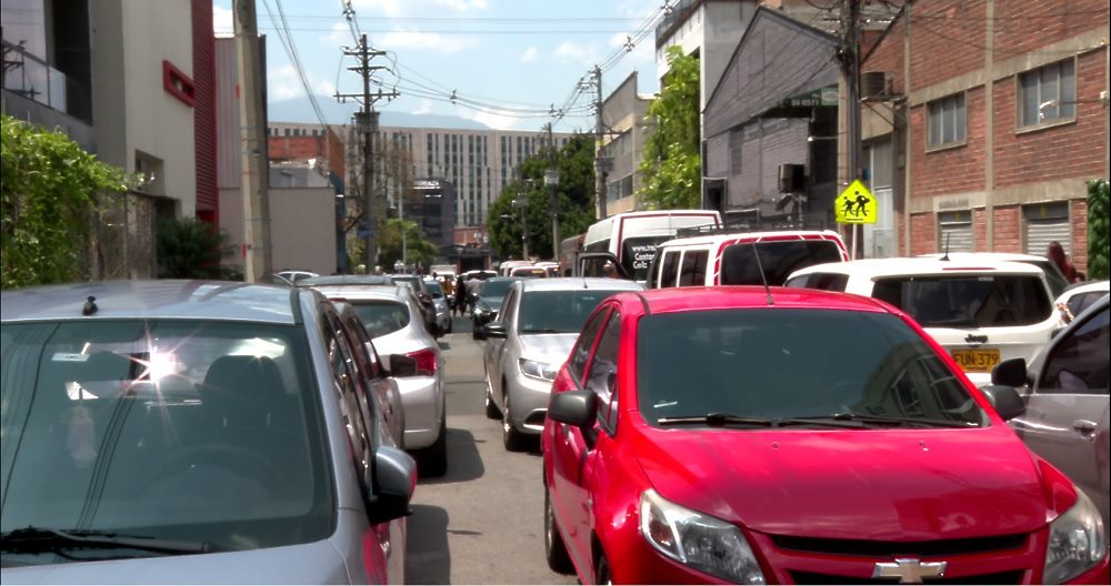 Van más de 2.000 comparendos por mal parqueo en Medellín y no hay patios para los carros