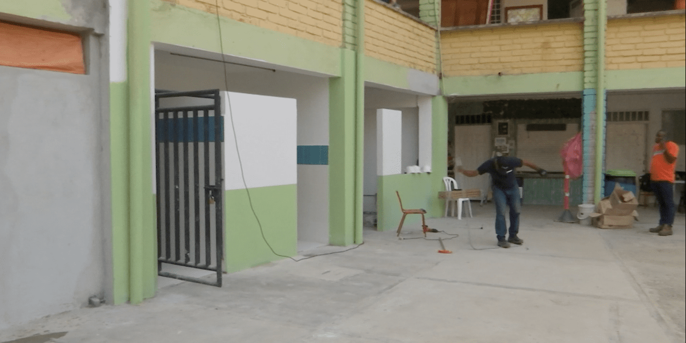 1000 estudiantes de un colegio en Medellín están sin clase por incumplimientos en las obras