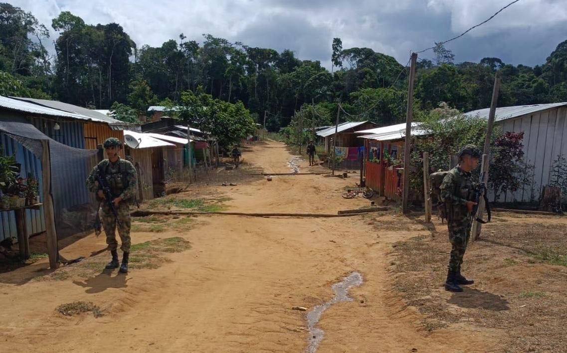 Más de mil campesinos en Antioquia siguen confinados por enfrentamientos de grupos armados