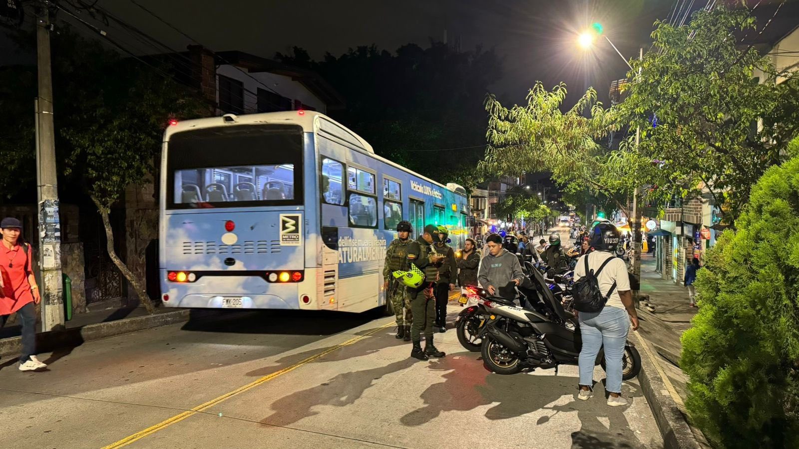 Así fue el operativo para evitar la invasión al carril del Metroplús en Manrique