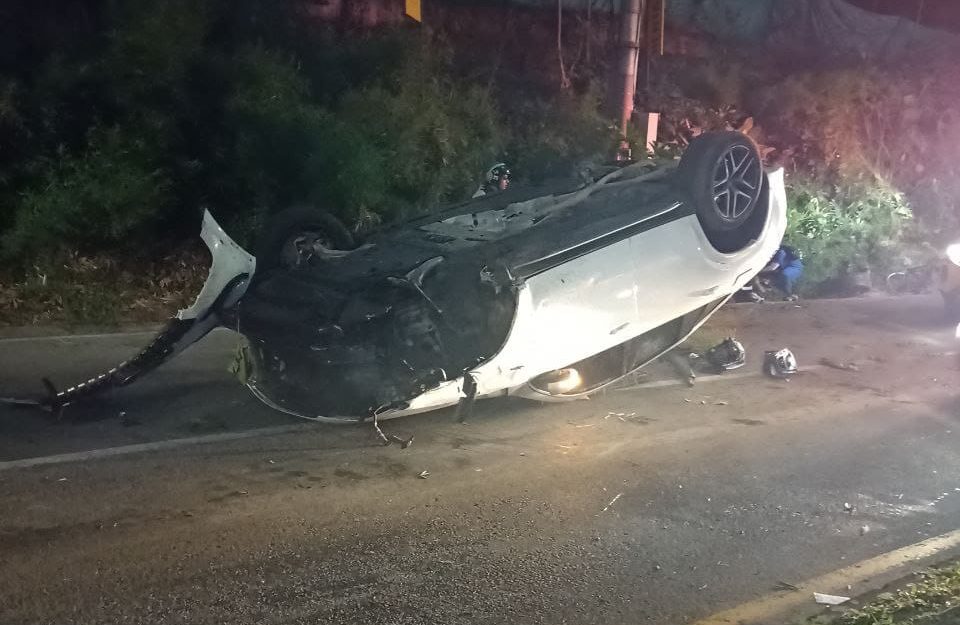 Vehículo se volcó en Las Palmas y accidentó a dos ciclistas