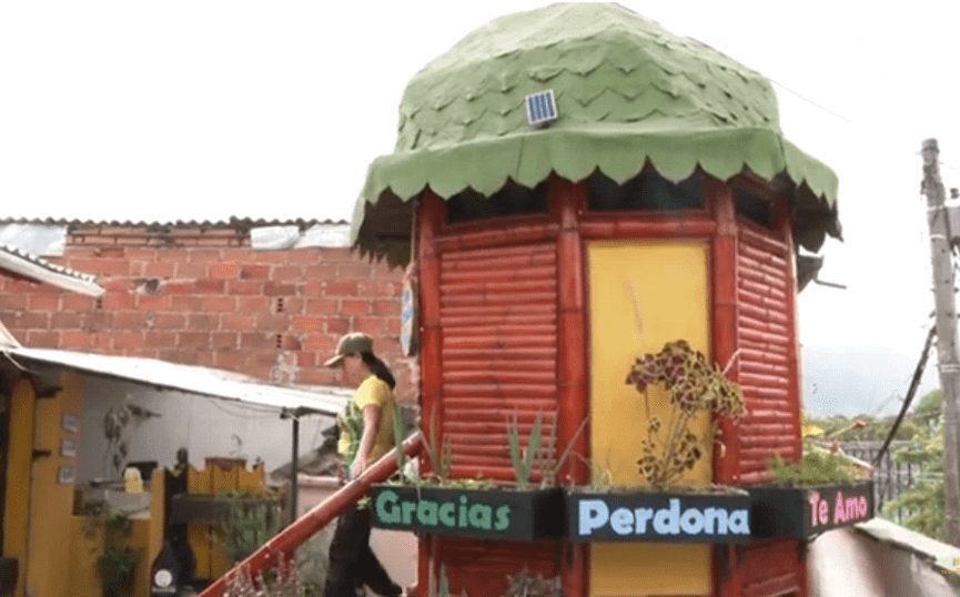 ¡Unos tesos! Crean un baño que funciona sin agua en un barrio de Medellín