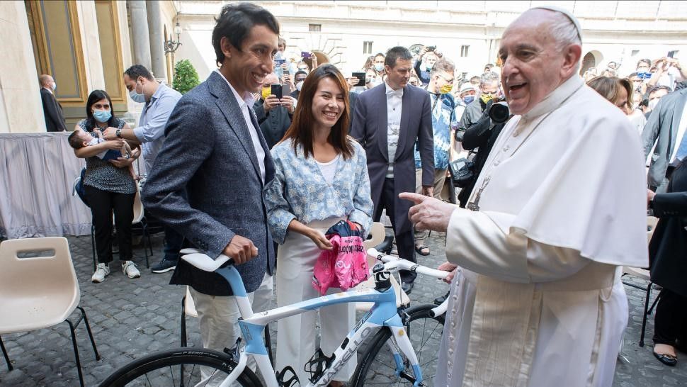 Subastan bicicleta que le regaló Egan Bernal al Papa Francisco