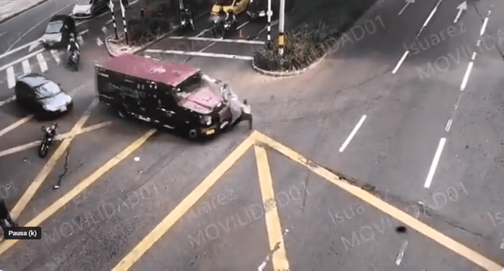 [Video] Atropellan a dos agentes de tránsito que estaban atendiendo un incidente en El Poblado