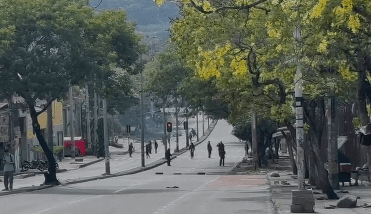 ¡Atención! encapuchados protestan y bloquean la calle Barranquilla a las afueras de la U de A