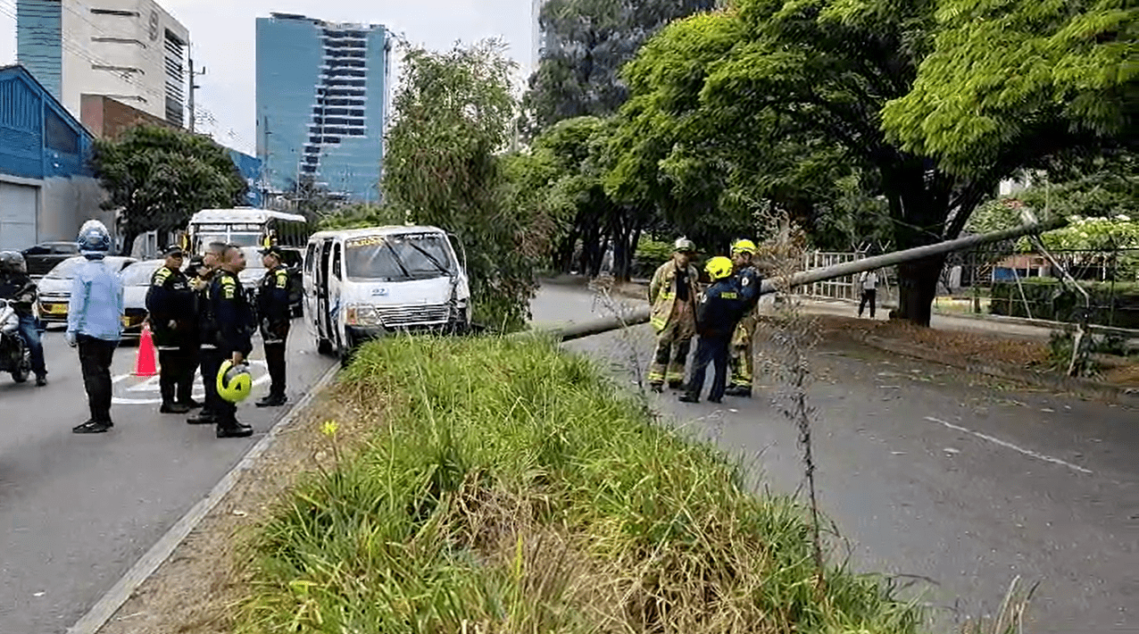 ¡Atención! un vehículo escolar perdió el control y chocó contra un poste en la av. Los Industriales