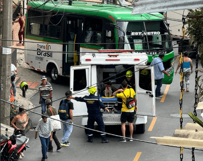 Bus se apagó en pleno trayecto y chocó contra un poste en Itagüí