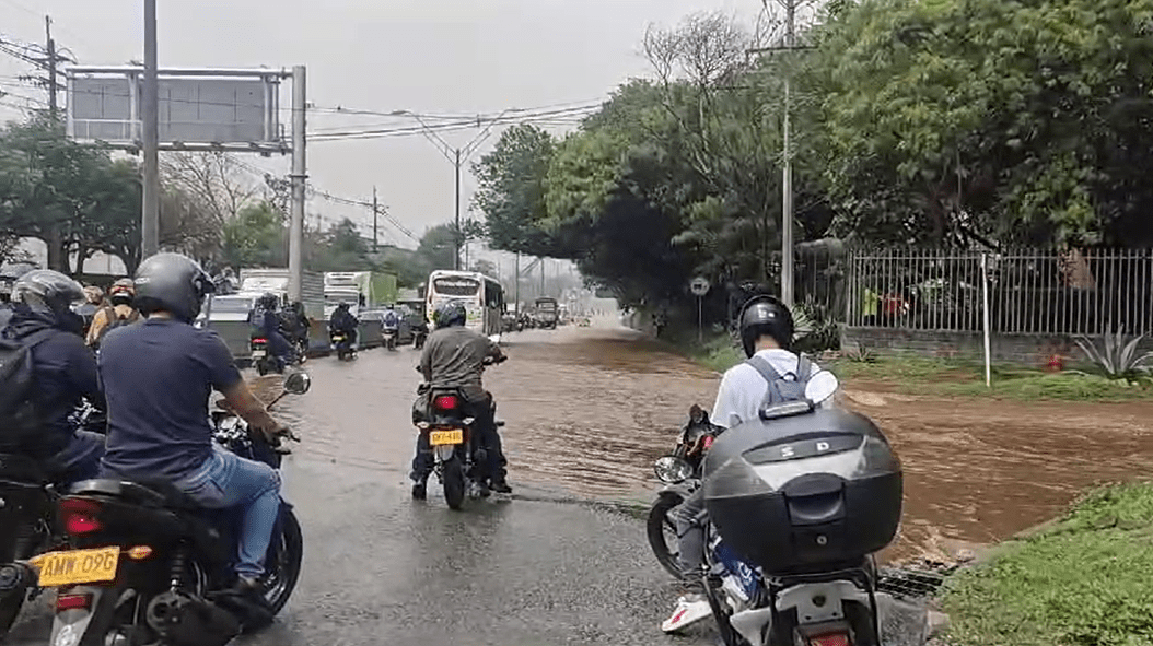 Daño de un tubo madre en Robledo genera tacos e inundaciones en la autopista Norte