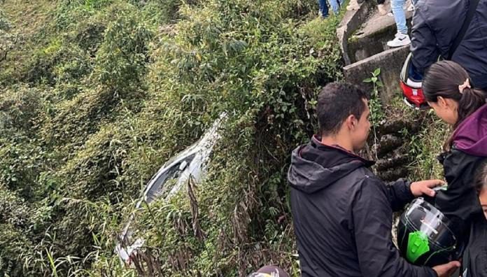 Un vehículo cayó a un abismo en el Alto de Minas
