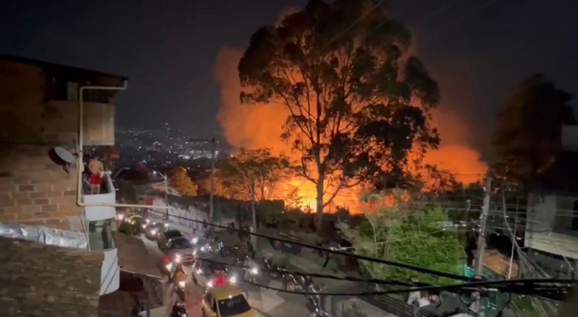 ¡Urgente! Reportan grave incendio en Robledo Fuente Clara