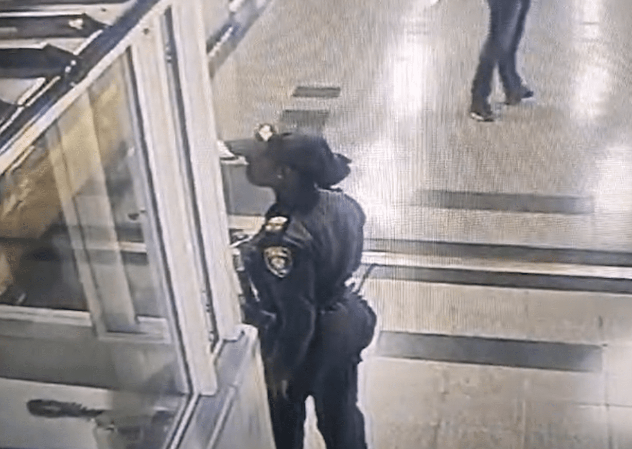 [Video] Auxiliar de Policía fue víctima de agresión en estación del metro de Medellín
