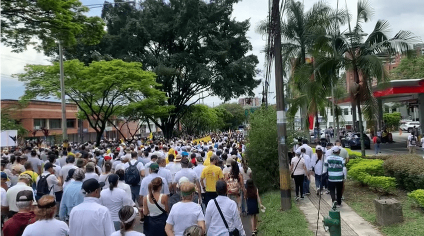 Marcha en Medellín estuvo cargada de signos y símbolos: ¿qué representan?