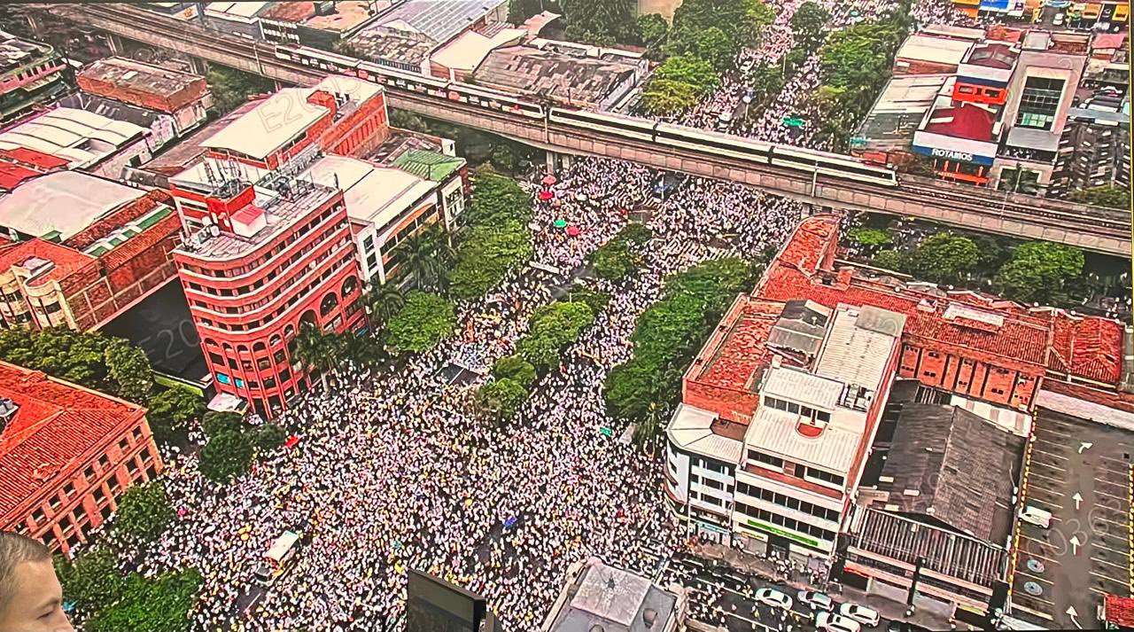 Estas imágenes evidencian “histórica asistencia” en la marcha de Medellín contra políticas del Gobierno