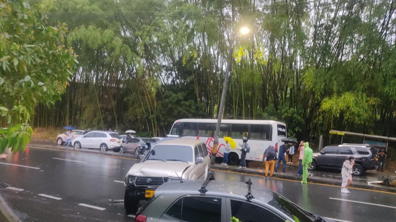 Accidente en El Poblado: Bus choca contra varios vehículos