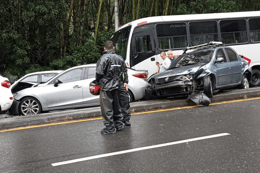 Cámara captó el momento de accidente de bus que arrastró 14 vehículos en El Poblado